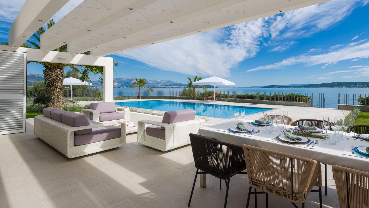 Villa privée avec piscine et table dressée face à la mer — Private Chef Saint-Tropez