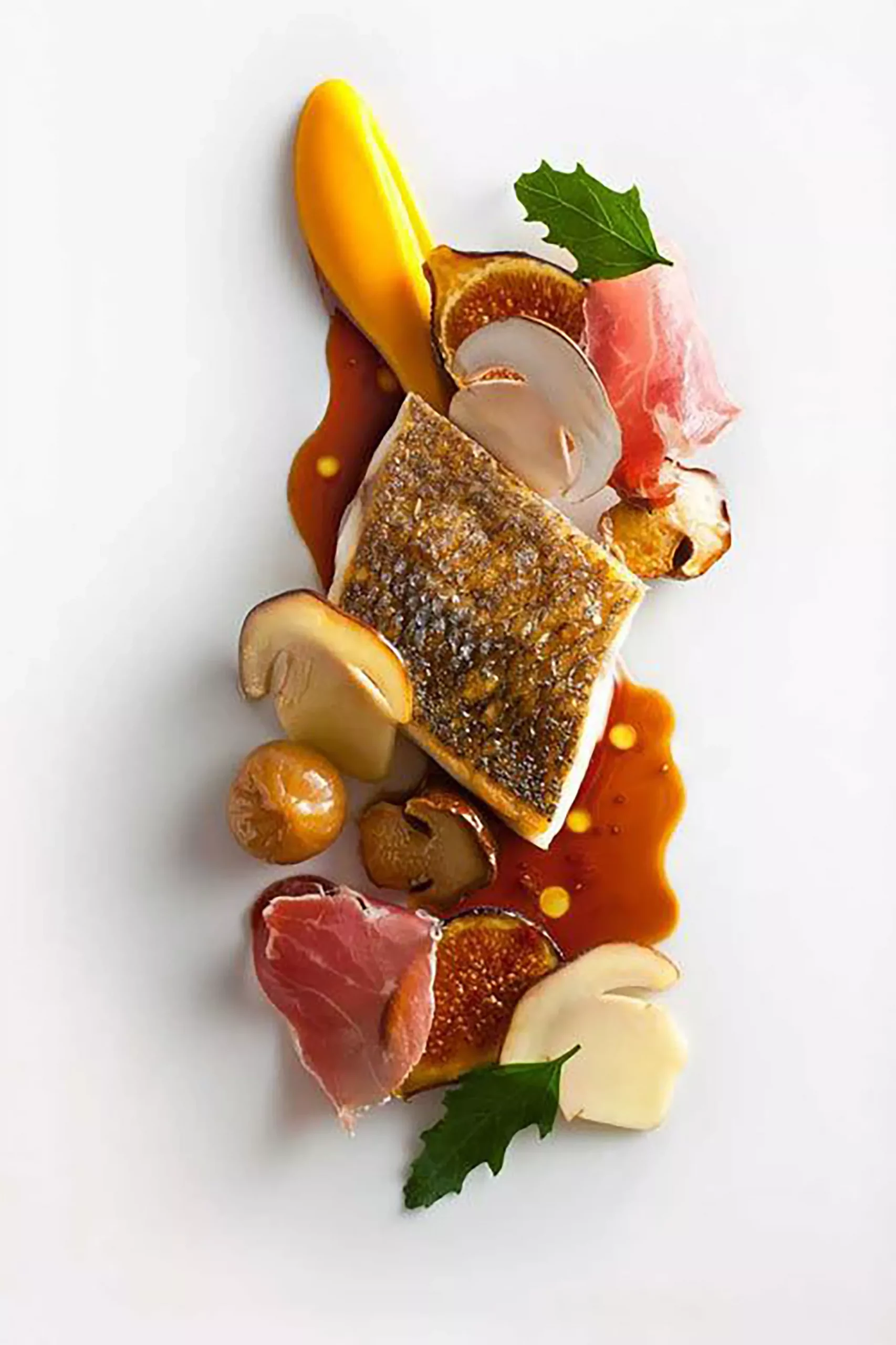 Filet de poisson en sauce, lamelles de champignons et jambon de bayonne